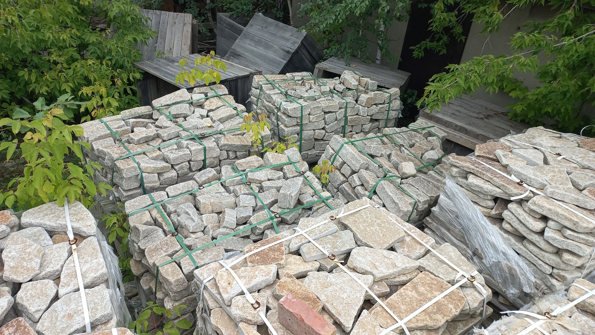 Плитняк галтованный гранитный для ландшафтного дизайна купить в Республике Адыгея