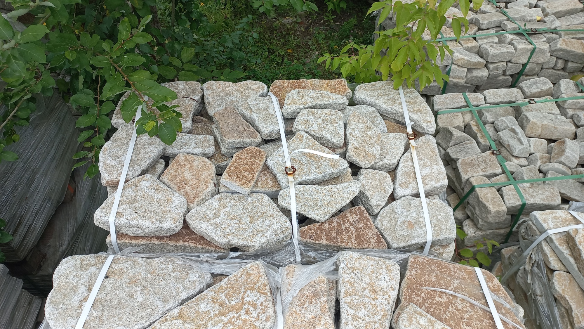 Плитняк галтованный гранитный для ландшафтного дизайна купить в Республике Адыгея