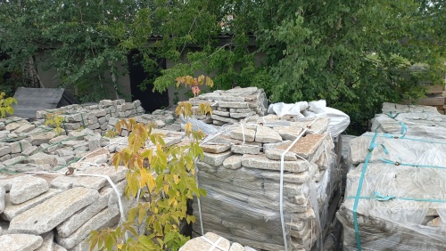 Плитняк галтованный гранитный для ландшафтного дизайна купить в Республике Адыгея