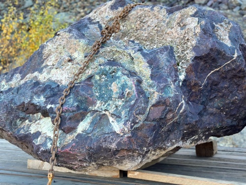 Огромные красно-фиолетовые валуны для ландшафтного дизайна весом более 5 тонн купить в Республике Адыгея