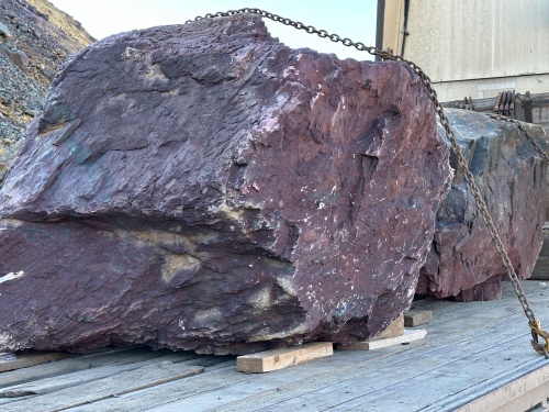 Огромные красно-фиолетовые валуны для ландшафтного дизайна весом более 5 тонн купить в Республике Адыгея
