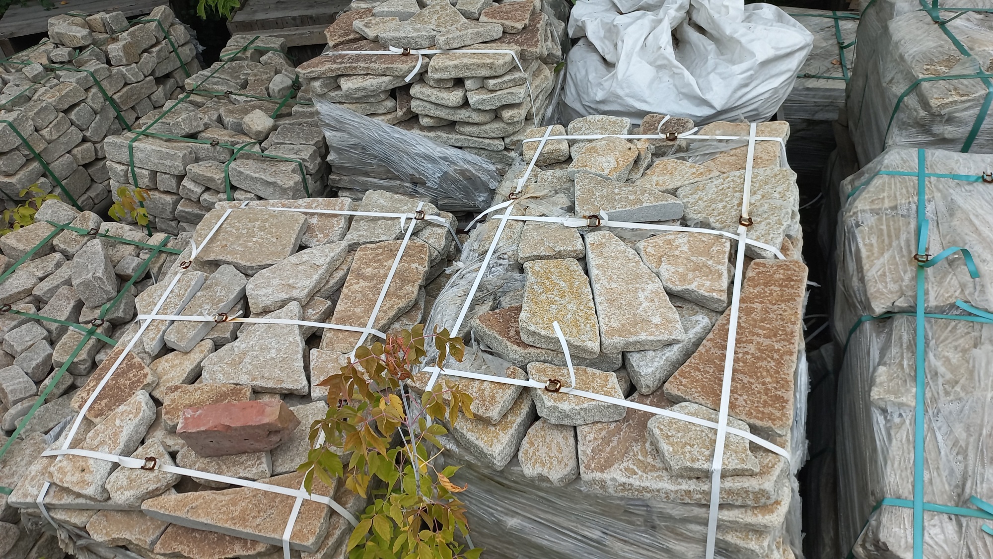 Плитняк гранитный галтованный купить в Республике Адыгея