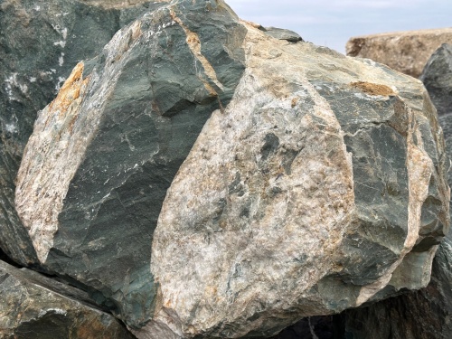 Гигантские зелёные валуны для ландшафтного дизайна весом более 5 тонн купить в Республике Адыгея