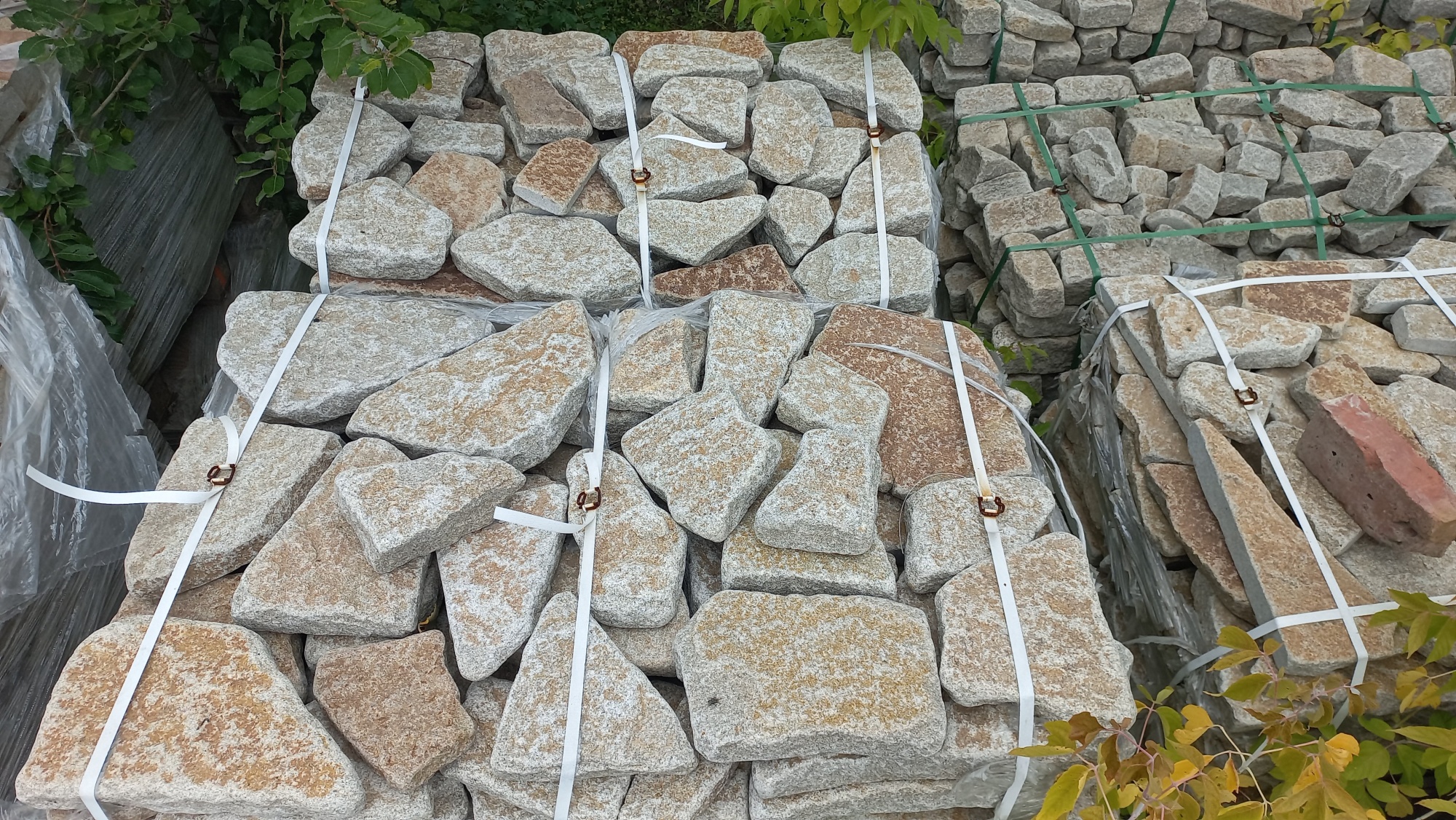 Гранитный плитняк галтованный для мощения купить в Республике Адыгея