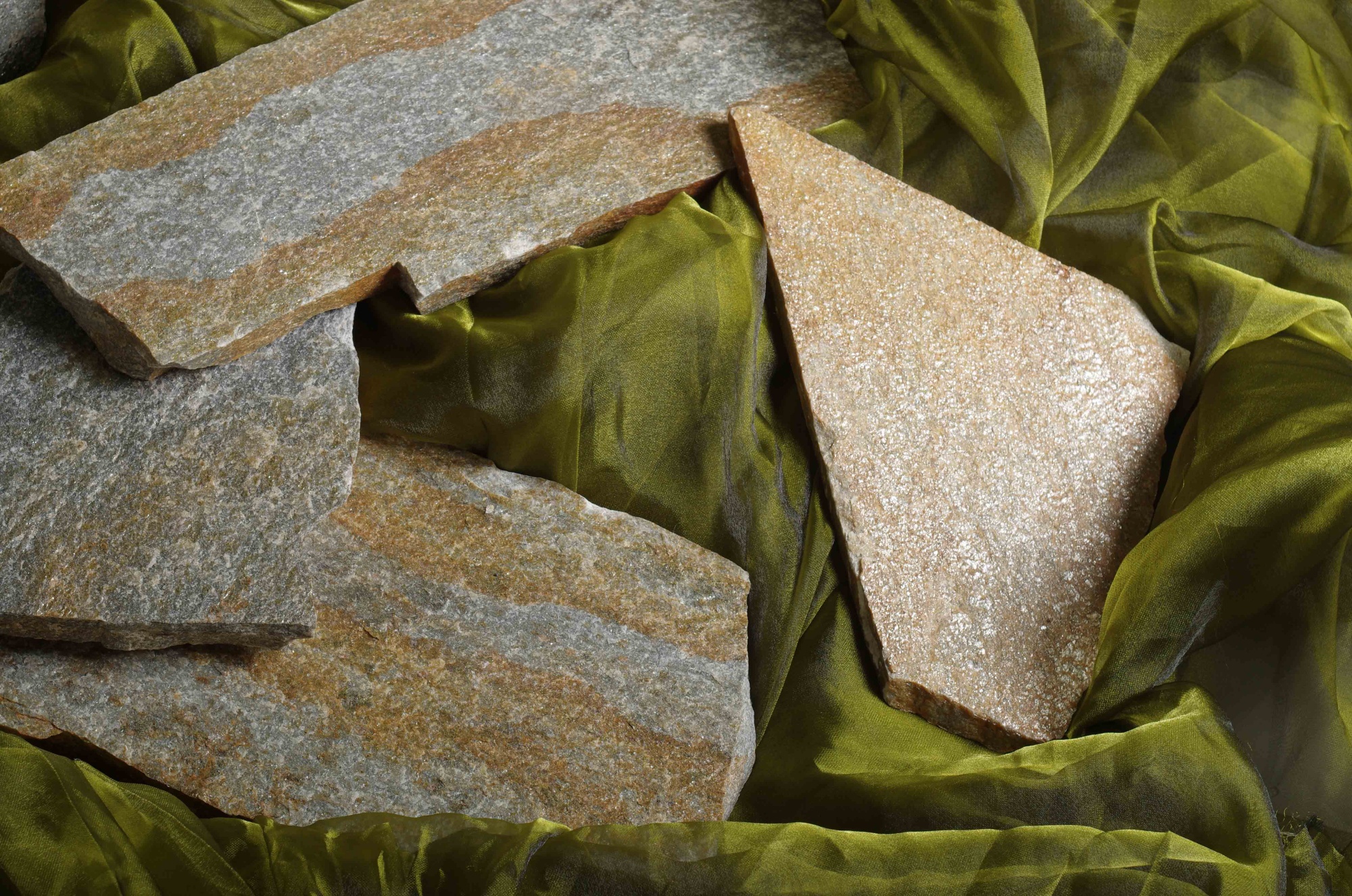 Плитняк златолит Уральский для цоколя, отмостки купить в Республике Адыгея