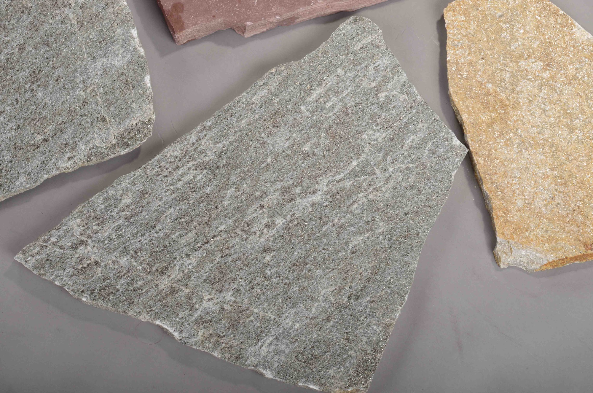 Плитняк златолит Уральский для цоколя, отмостки купить в Республике Адыгея